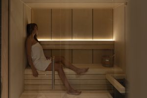 mujer descansando en sauna